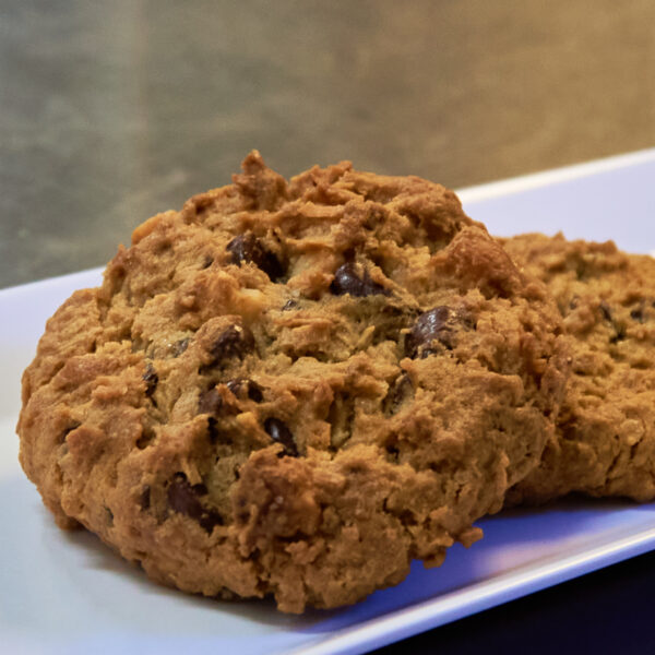 Cookie royale. Chocolate chips, macadamia nuts, coconut